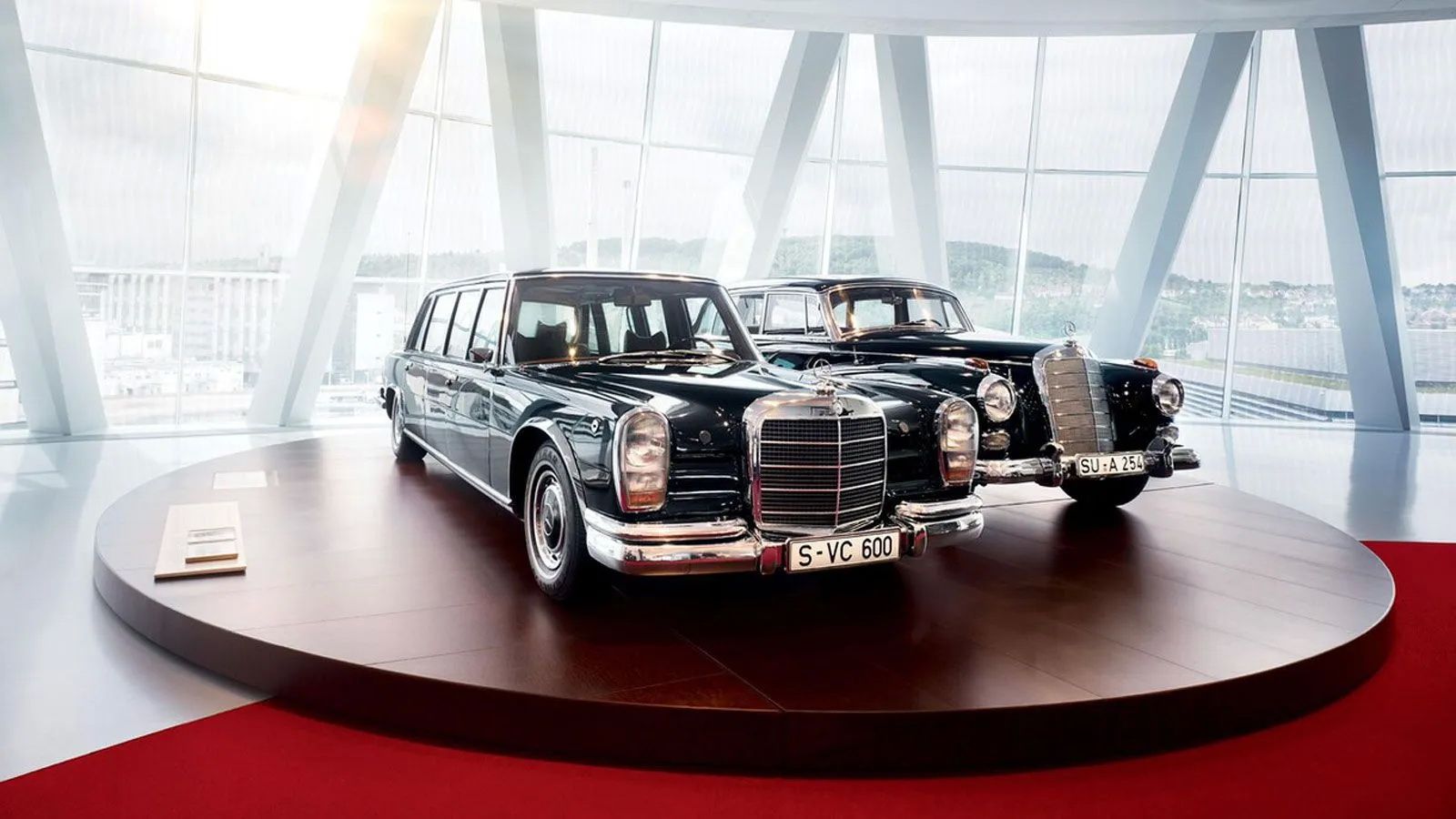 Η ένωση Daimler και Benz το 1926 γέννησε τη Mercedes-Benz και το τρίακτινο αστέρι που συμβολίζει την κυριαρχία στη γη, στη θάλασσα και στον αέρα.